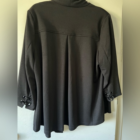 Beautiful Dana Buchman blazer. - Picture 5 of 8